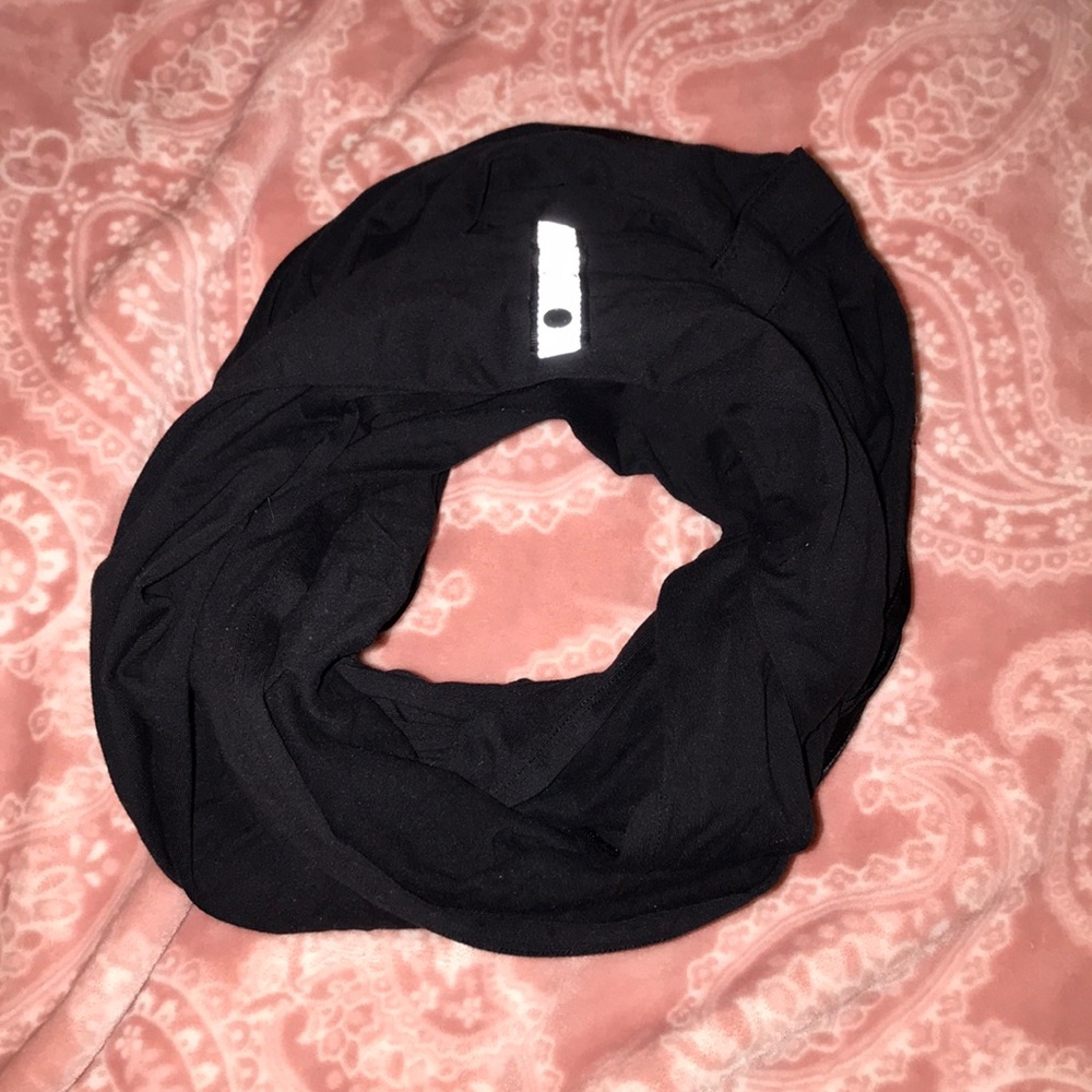 LULULEMON BLACK VINSAYA SCARF